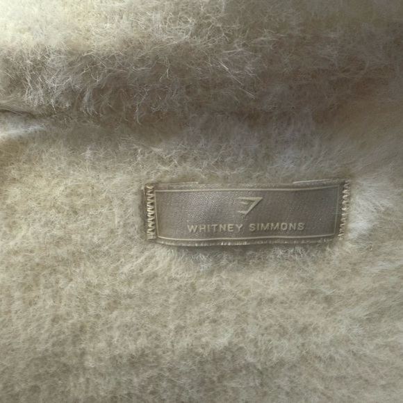 Beautiful comfy gym shark sweater - Picture 2 of 5